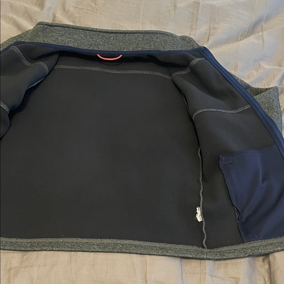 Vineyard Vines Heather Gray and Navy Jacket with Red Details - Picture 6 of 9